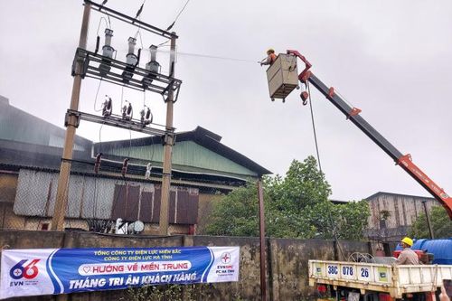 Hà Tĩnh: Điện lực thị xã Hồng Lĩnh phun nước vệ sinh cách điện lưới điện 35kV không cần cắt điện