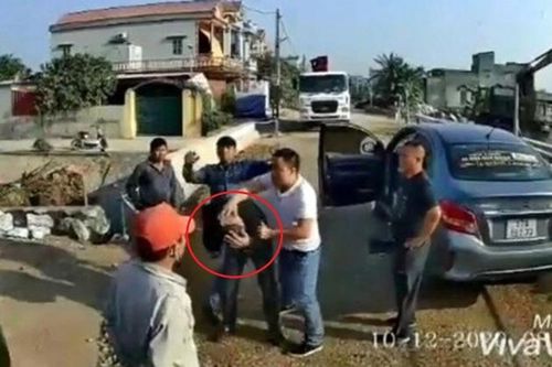 Khởi tố 3 đối tượng đánh tài xế và phụ xe khách giữa đường
