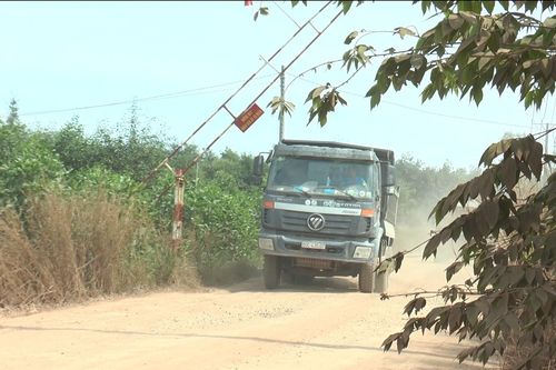 Đồng Nai: Đường liên phường xuống cấp vì xe trọng tải lớn 'quần thảo'
