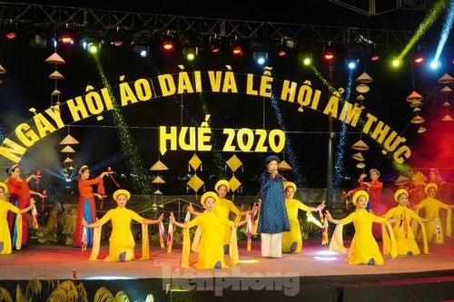Mãn nhãn 'đại tiệc' áo dài lớn nhất từ trước tới nay bên dòng sông Hương thơ mộng