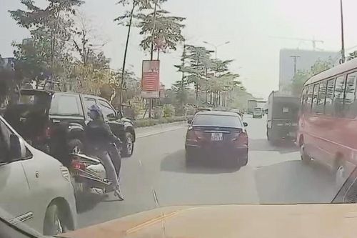 Nữ 'ninja' dừng xe giữa đường đông đúc gây tắc nghẽn để... nghe điện thoại