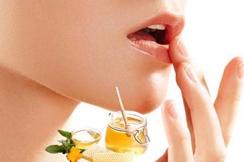Tự làm son dưỡng môi tại nhà bằng mật ong