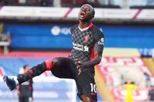 Mane 'nổi điên' với Klopp sau khi bị thay ra bằng Salah