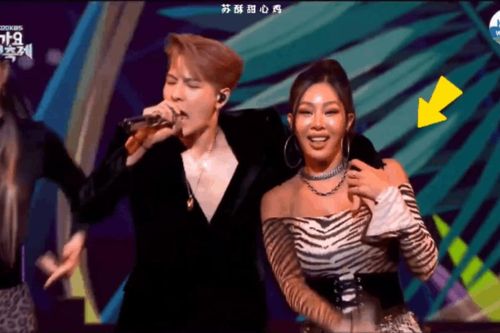 Jackson Wang 'gồng' hết mức mới giữ được bàn tay tránh chạm vòng 1 'chị đại gợi cảm' Jessi