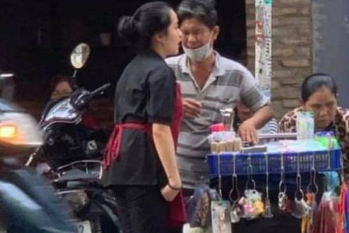 Tặng nước cho cặp vợ chồng khiếm thị, nữ nhân viên nhét thứ này vào túi họ khiến nhiều người ngoái nhìn