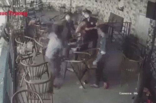 Clip: Bị nhóm người kẹp cổ đe dọa, nam thanh niên cùng bạn lao vào hỗn chiến gây náo loạn quán cà phê