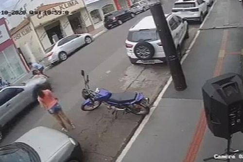 Bé gái lao qua đường không quan sát suýt bị ô tô tông, phản ứng của anh trai được ví là 'người hùng'