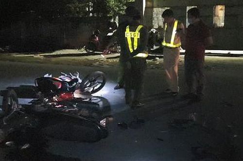 2 xe máy đối đầu, 3 người thương vong