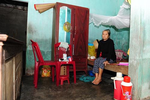 Thân già neo đơn