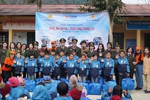 Đem đông ấm đến với thầy và trò Trường tiểu học Thượng Quan
