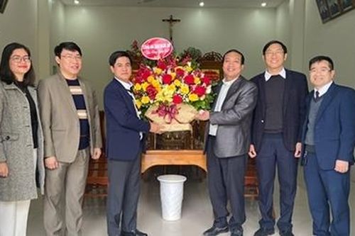 Công an tỉnh Nghệ An chúc mừng bà con giáo dân