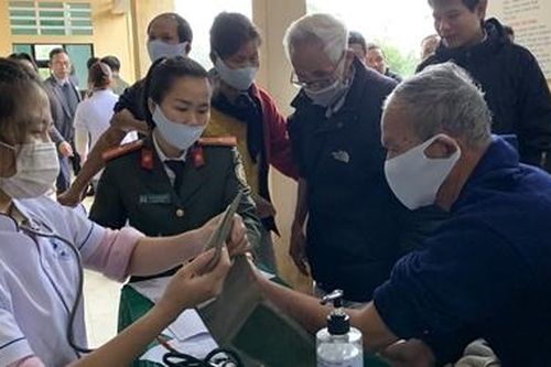 Ngày nghỉ đi giúp dân khám chữa bệnh, giải quyết thủ tục hành chính