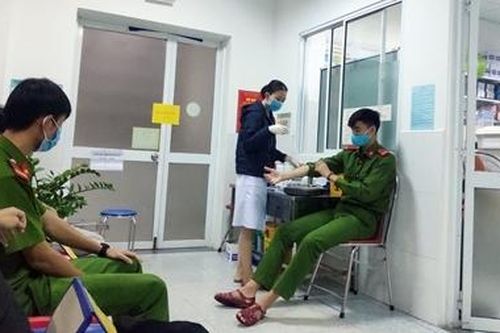 Ba chiến sĩ công an hiến máu trong đêm cứu sản phụ bị băng huyết