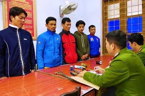 Bắt nhóm người đốt 5 xe máy của bảo vệ rừng