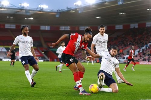 Sterling đưa Man City vượt lên Man Utd