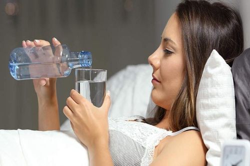 Uống nước trước khi đi ngủ có tác dụng gì?