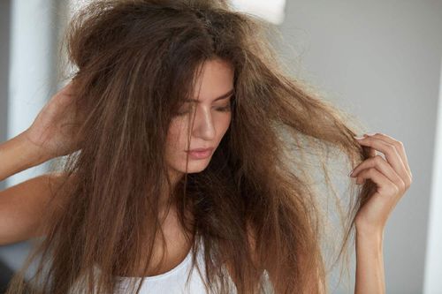 6 thói quen ban đêm làm hỏng mái tóc của bạn