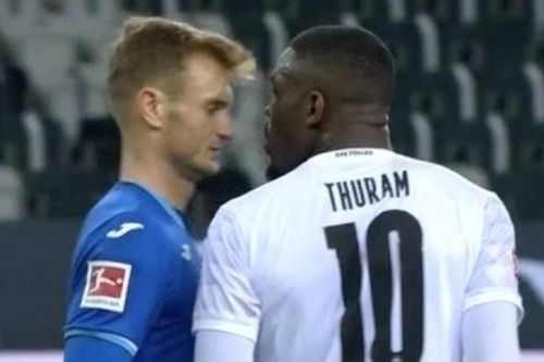 Con trai Thuram bị đuổi vì nhổ nước bọt vào mặt đối thủ