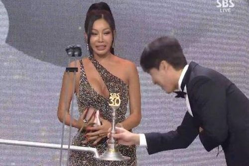 Lễ trao giải lạ đời và gây cười nhất 2020 ở showbiz