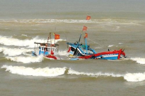 Sóng lớn đánh chìm tàu cá, 2 ngư dân mất tích