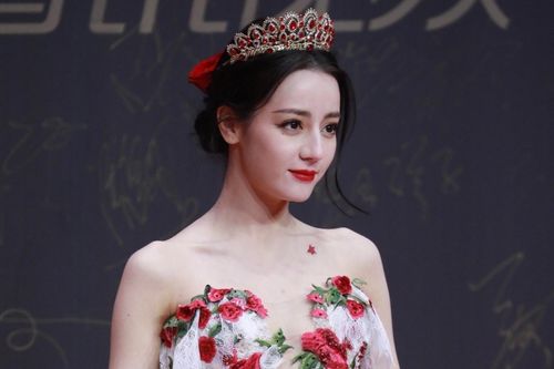 Địch Lệ Nhiệt Ba lấn át đàn chị trên thảm đỏ