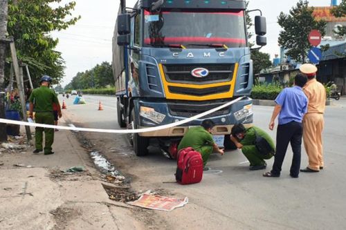 Tai nạn giao thông mới nhất hôm nay 20/12: Người đàn ông đi xe máy bị cuốn vào gầm xe tải, tử vong thương tâm