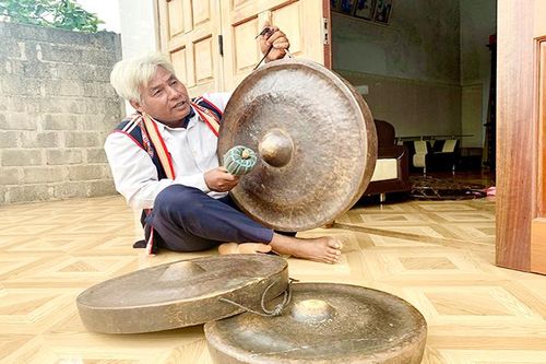 Trưởng thôn A Yó 'miệng nói tay làm'