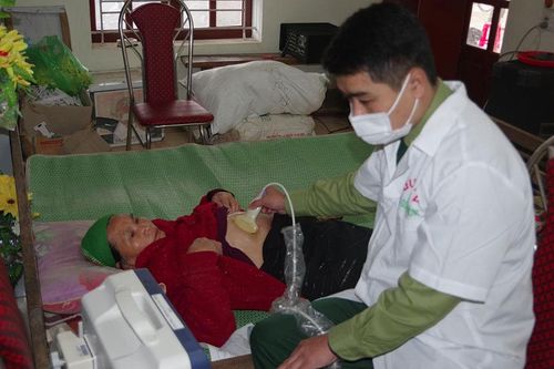 Khám bệnh, cấp thuốc miễn phí cho 300 người dân xã biên giới Thông Thụ