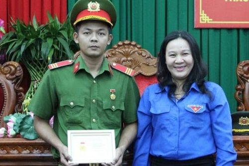 Người lính cứu hỏa với kỳ tích lặn sông cứu người