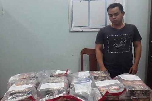 Quảng Nam: Bắt quả tang thanh niên vận chuyển trái phép pháo nổ