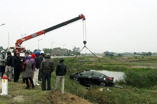 Tin giao thông đến sáng 20/12: Ô tô tông cột mốc lao xuống ruộng, tài xế tử vong