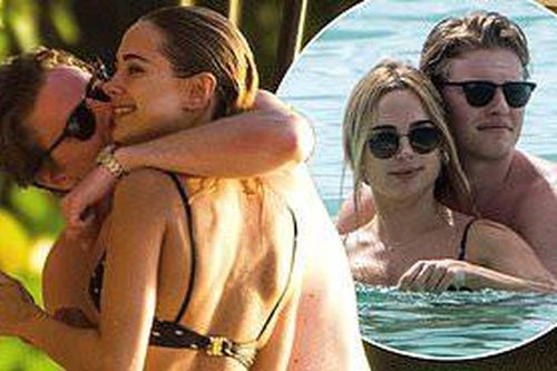Mẫu áo tắm Kimberley Garner công khai tình tứ trai lạ ở biển