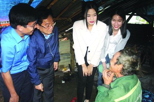 'Cõng' nhà lên nóc Tak Lang