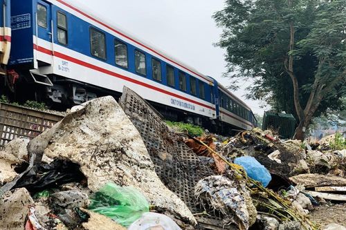 Khu xử lý 'đóng băng' suốt 3 năm, dân khốn khổ sống chung với rác