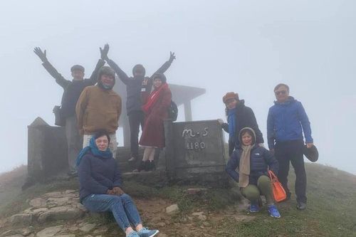 Du khách ùn ùn lên Mẫu Sơn ngóng tuyết trong cái lạnh 1 độ C