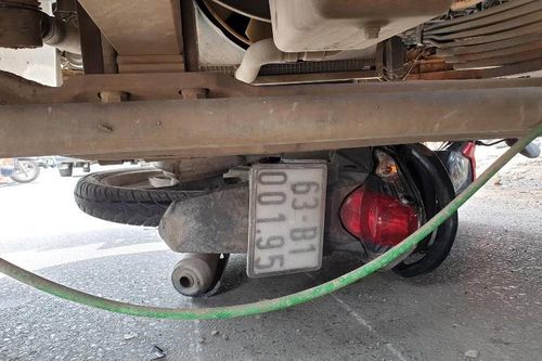 Xe tải 'nuốt chửng' xe máy ở Bình Dương, hai người thương vong