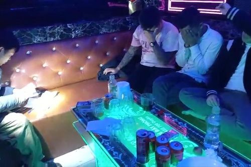 'Bí mật' bên trong quán karaoke vùng thôn quê hoạt động xuyên đêm