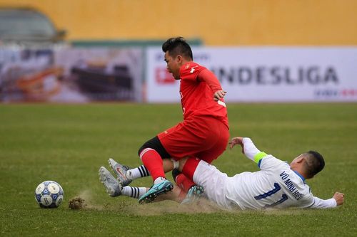 Minh Hiếu ôm 'bụng bia' đấu Như Thuần, CAHN thắng trận derby thủ đô