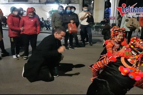 Khách Tây nhảy cực sung cùng thiếu nữ Lai Châu trên phố đi bộ Hà Nội