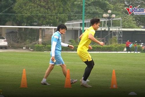 Cầu thủ trẻ xuất sắc nhất V.league bất ngờ tập riêng cùng bác sĩ