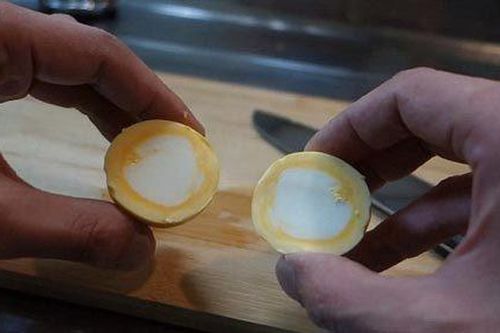 Tuyệt chiêu luộc trứng đảo lộn lòng siêu kỳ lạ
