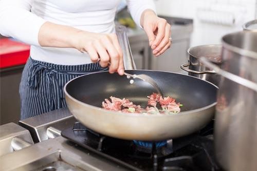 Dùng chảo chống dính sai cách dễ mang bệnh nan y vào người