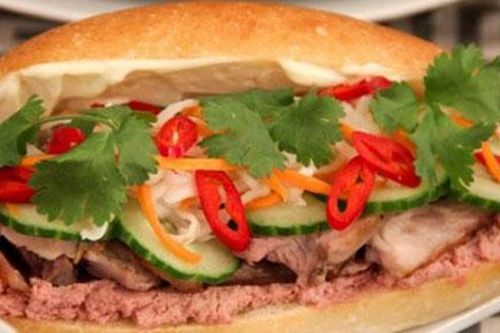 10 phút xong ngay bữa sáng với bánh mì pate thập cẩm