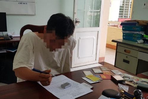 Nam sinh viên cạy cửa xe ô tô trong sân trường rồi lấy trộm đồng hồ trị giá 130 triệu đồng
