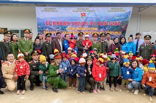 Khánh thành và bàn giao công trình lớp học tại điểm trường bản Co Tòng