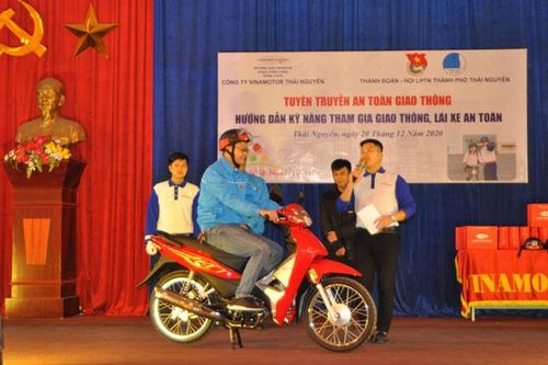 Tuyên truyền về trật tự an toàn giao thông cho học sinh Trường THPT Gang thép