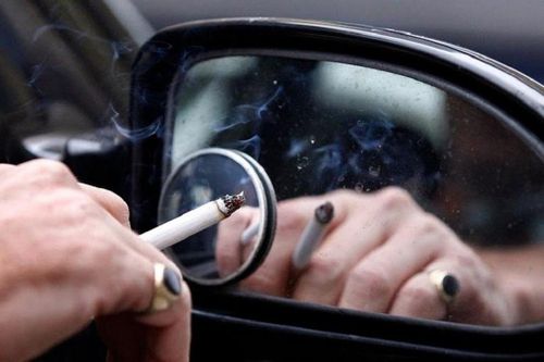 Cách 'đánh bật' mùi thuốc lá trên xe ô tô