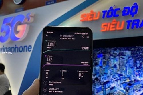 Người dân thích thú trải nghiệm 5G tại Hà Nội và TP.HCM