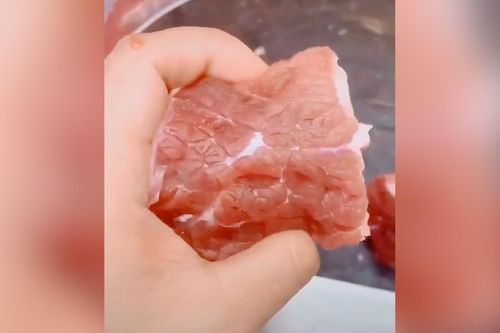 Miếng thịt lợn tươi sống 'co giật' khiến người xem nổi da gà