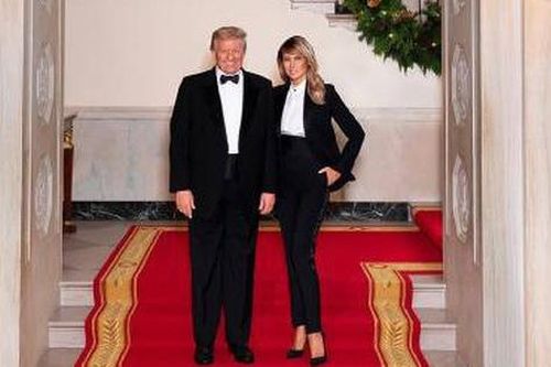 Vợ chồng ông Trump mặc ton sur ton trong ảnh Giáng sinh